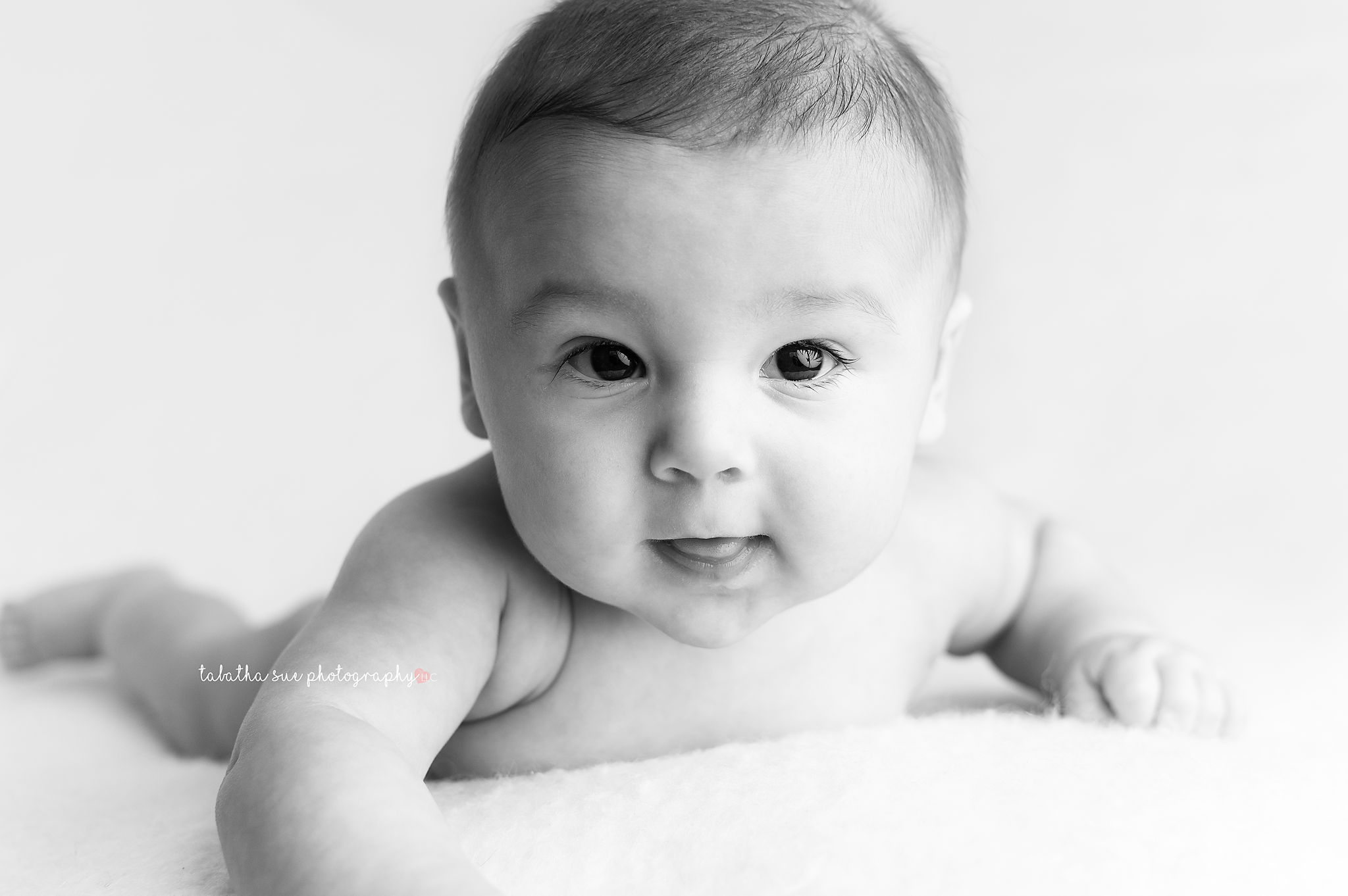black-and-white-baby-picture-3-month-session-in-parma-ohio.png