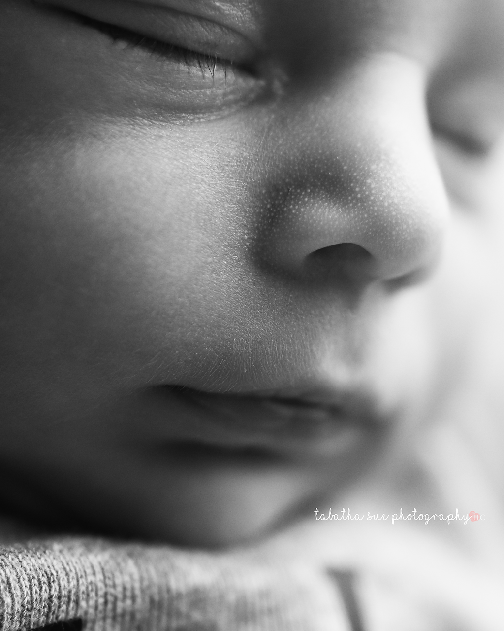 black-and-white-close-up-picture-of-newborn-baby-boy-in-parma-ohio-professional-photographer-44134.png