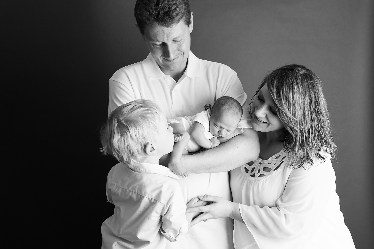 black and white newborn baby and family photos-tabatha sue photography-professional photography near me-.png