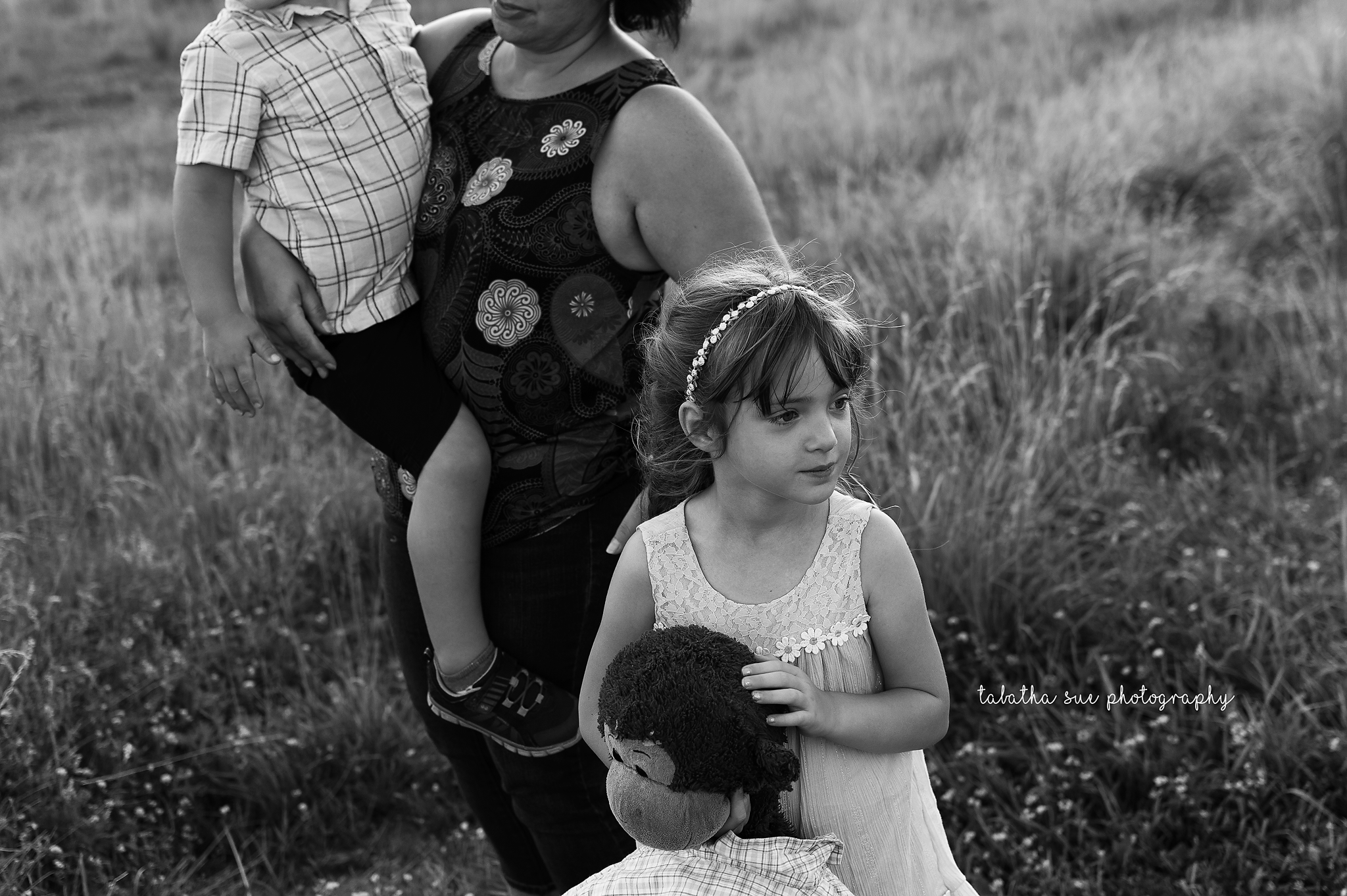 lifestyle-pictures-in-a-field-in-parma-ohio-family-and-photographer-at-west-creek-reservation-near-cleveland-ohio-taking-pictures.png