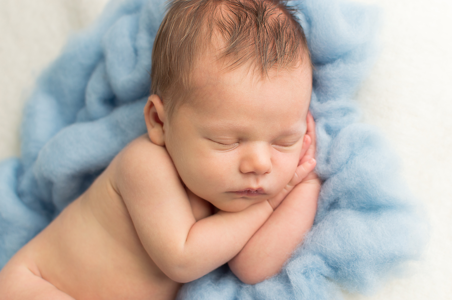 minimalist-baby-boy-newborn-photoshoot-baby-picutres-of-an-aodrable-little-boy-parma-heights-ohio-photography-home-studio.png