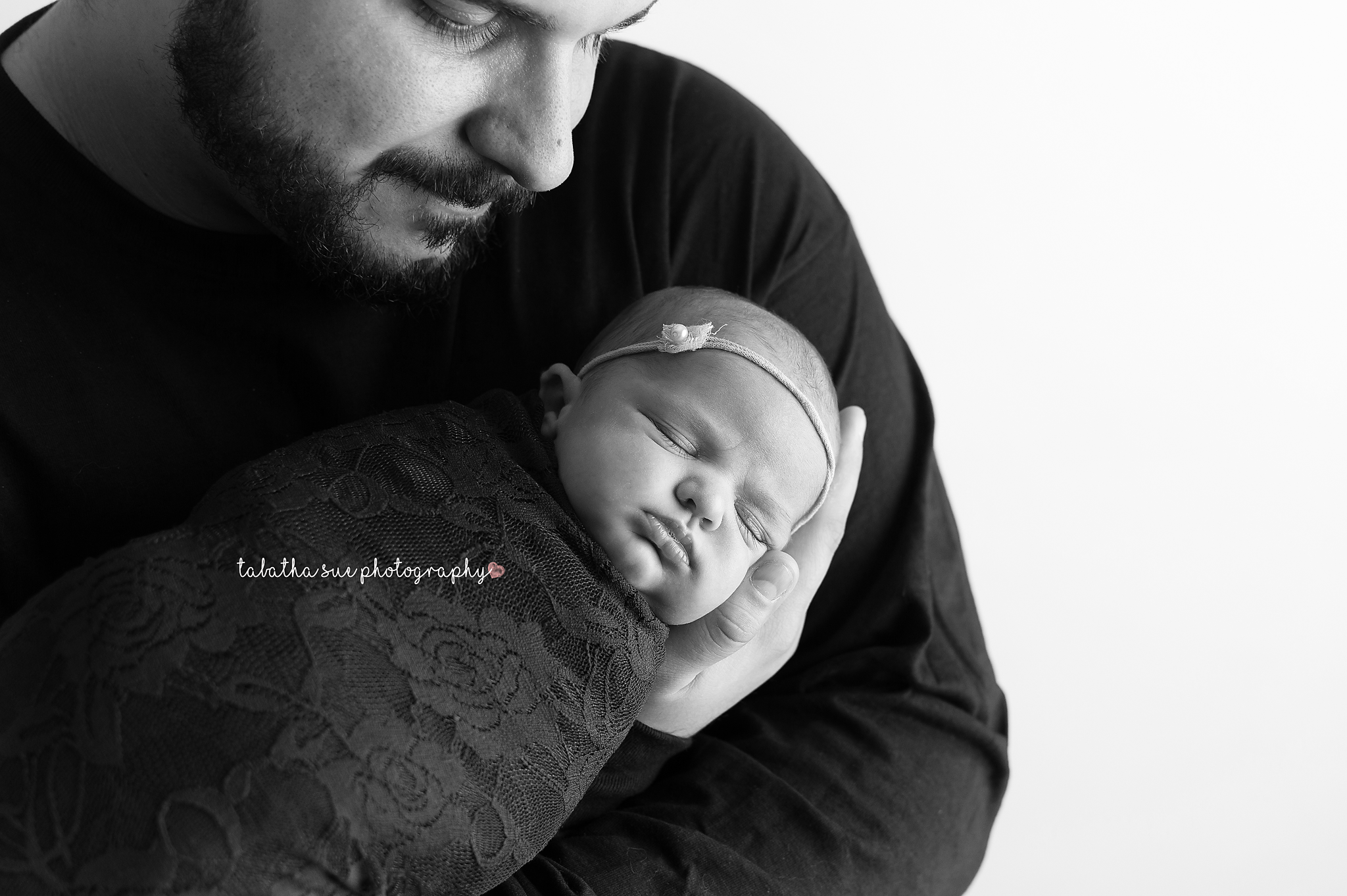 pictures-of-baby-with-dad-in-cleveland-ohio-best-newborn-photographer-near-cleveland-ohio-44130BW.png