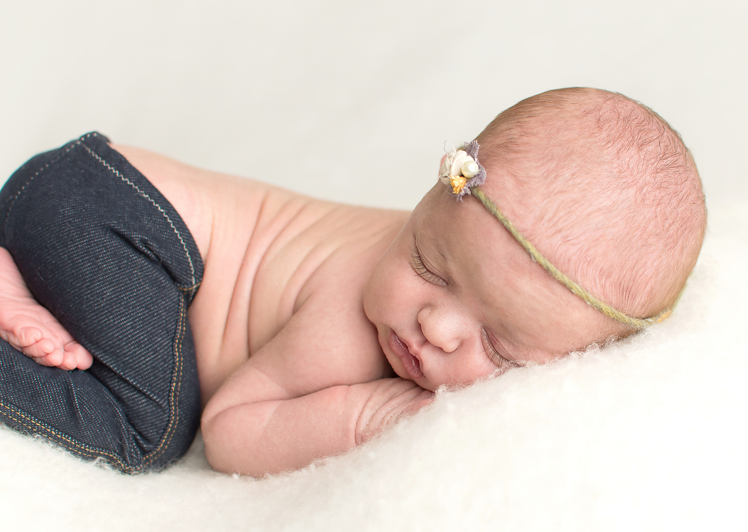 simple-and-clean-newborn-pictures-in-parma-heights-ohio-professional-newborn-baby-photographer.png